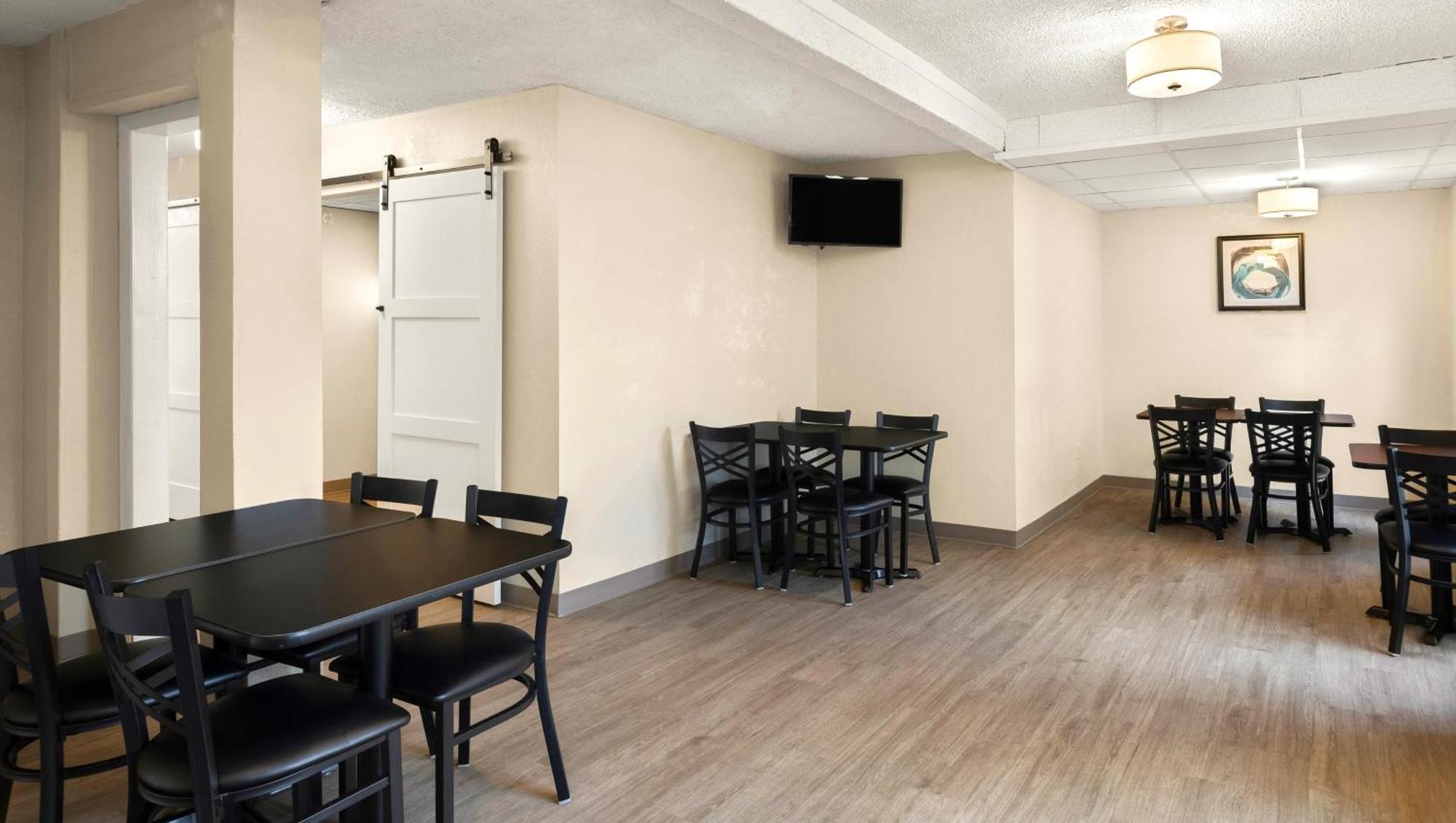 רומולוס Magnuson Hotel Detroit Airport מראה חיצוני תמונה